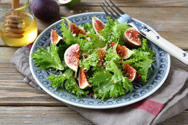 Insalata leggera con fichi, lattuga e miele su un piatto — Foto Stock