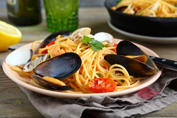 Deliciosa pasta con calamares y mejillones en el plato — Foto de Stock