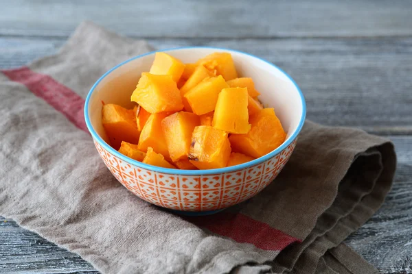 Citrouille sucrée dans un bol sur une serviette — Photo