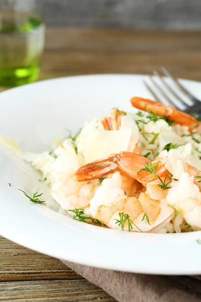 Leckeres Risotto mit Garnelen und Dill auf weißem Teller — Stockfoto