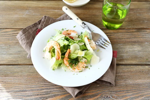 Tasty Salad with shrimps, lettuce and parmesan — Stock Photo, Image