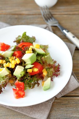 Avokado, domates ve bir tabakta Mısır yaz salatası