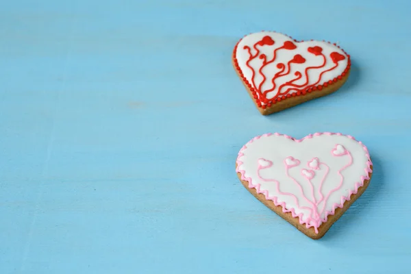 Galletas dulces en forma de corazones en las tablas —  Fotos de Stock