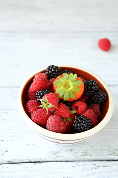 Hallon, blåbär och jordgubbar i en skål — Stockfoto