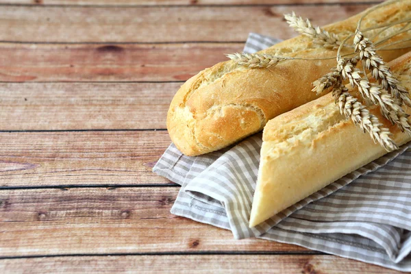新鲜出炉的法式长棍面包 — 图库照片