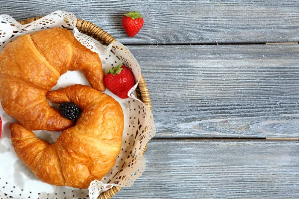 Croissants in a wicker basket — Stock Photo, Image