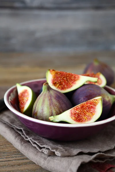 Ripe figs in a bowl on wooden background — Stock Photo, Image