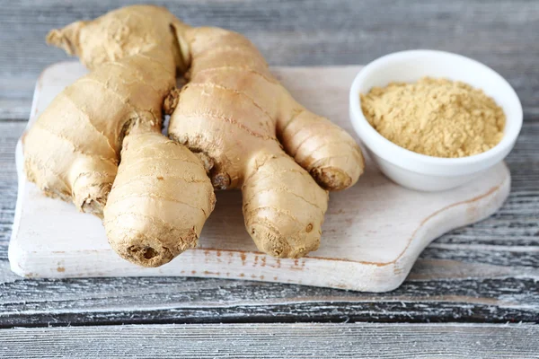 Ginger root and ginger powder in a bowl — Stock Photo, Image