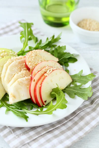 Taze elma, kereviz ve Roka Salatası — Stok fotoğraf