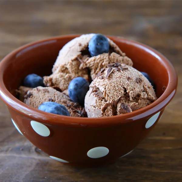 Ice cream met bessen in een kom — Stockfoto