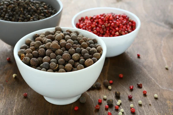 Mélanger les grains de poivre dans un bol — Photo