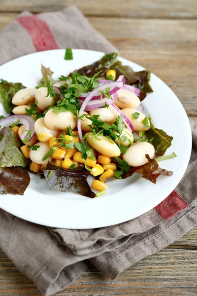Lichte salade met bonen, sla en uien — Stockfoto