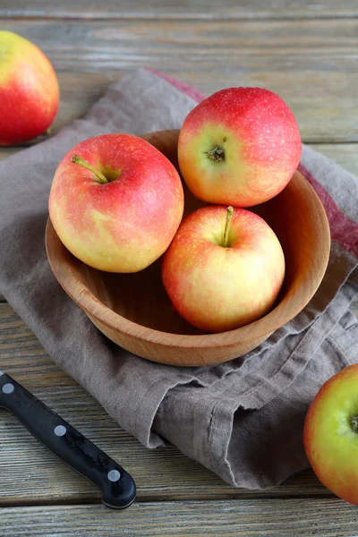 Frische Äpfel in einer Schüssel auf Serviette — Stockfoto