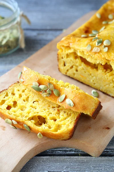 Gâteau de livre sur une planche à découper — Photo