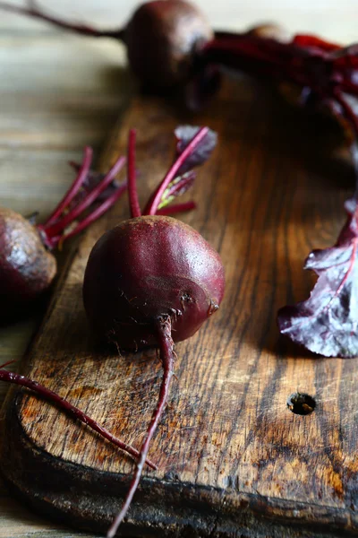 Barbabietola cruda su un tagliere — Foto Stock