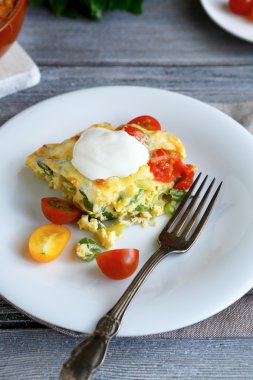 Peynir ve beyaz tabakta sebze güveç