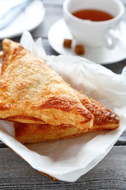 Charlotte ile elma beyaz bir plaka üzerinde iki adet