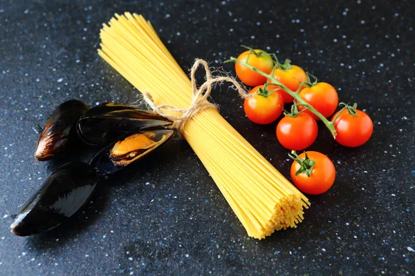 Špagety s mušlemi a rajče na břidlice — Stock fotografie
