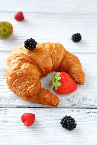 Croissant s jahod a ostružin — Stock fotografie