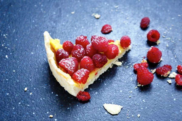 Dulce postre, una rebanada de pastel con frambuesas —  Fotos de Stock