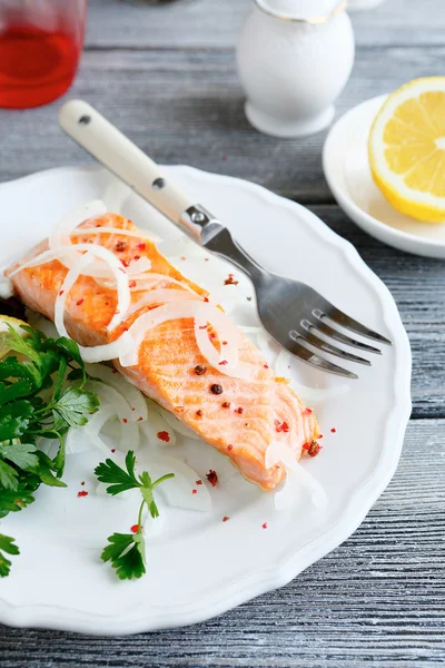 Smakelijke zalmfilet op een witte plaat — Stockfoto