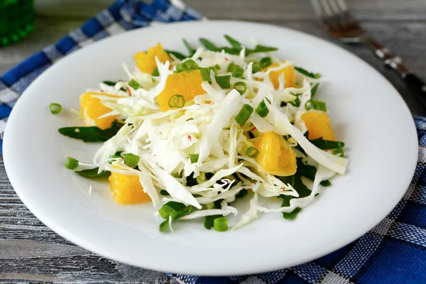 Салат из свежей капусты и апельсин — стоковое фото