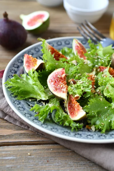 Heerlijke vijgen en salade bladeren — Stockfoto