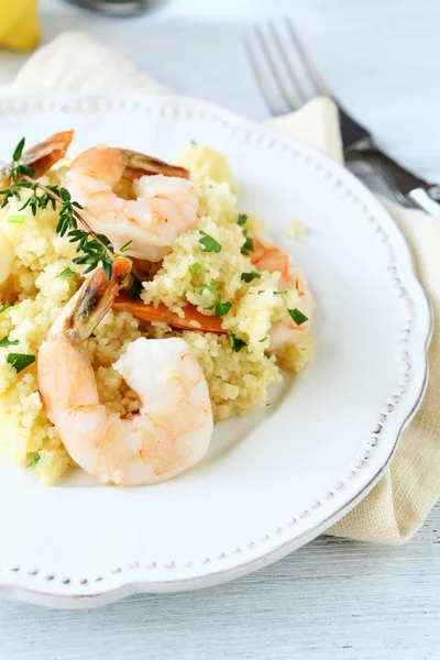 Smakelijke couscous met garnalen op de plaat — Stockfoto