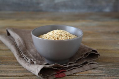 Bir kase ahşap kurullarında kavrulmuş susam