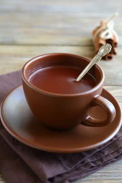 Süße Schokolade in einer Tasse auf Serviette — Stockfoto