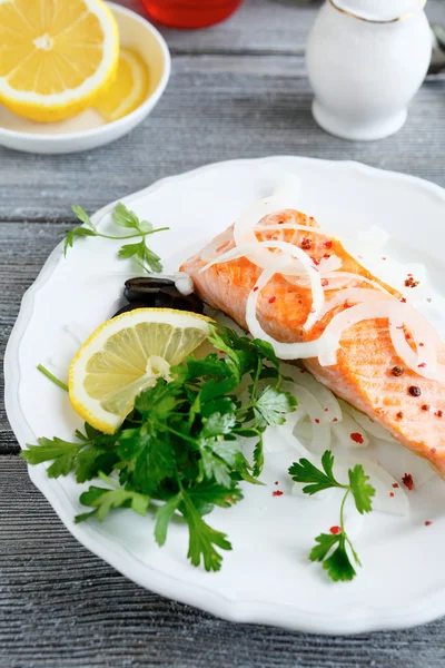 Salmón a la parrilla con limón, hierbas y cebolla —  Fotos de Stock