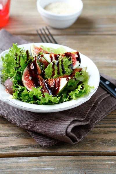 Ensalada con higos, lechuga y salsa balsámica en un bol — Foto de Stock