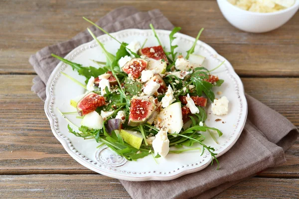 Delicious salad with arugula, sliced pears and figs — Stock Photo, Image