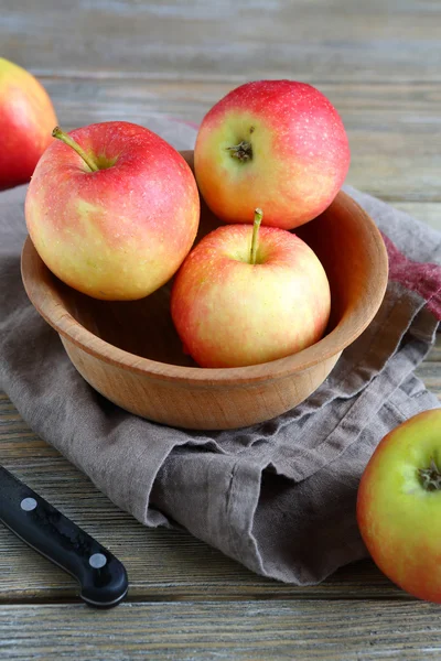 Frische Äpfel in einer Schüssel — Stockfoto