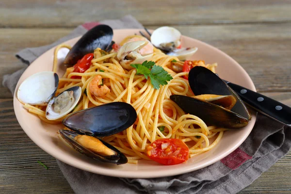 Delicious pasta with squid, mussels and tomato — Stock Photo, Image