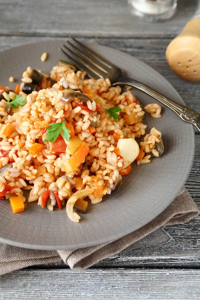 Arroz sabroso con verduras en un plato — Foto de Stock