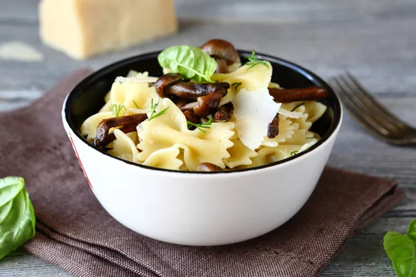Pasta med svamp i en skål på servett — Stockfoto