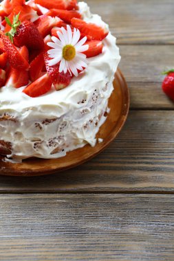 Bir plaka üzerinde çilek pasta