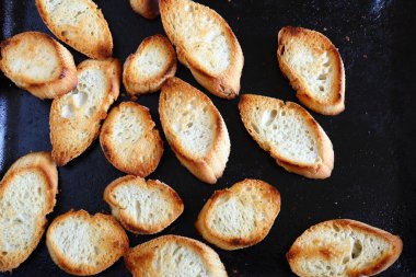 Fırın tepsisindeki gevrek fırında baget dilimleri