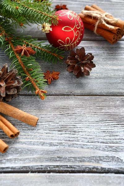 Pijnboomtakken met kerstversiering op de planken — Stockfoto