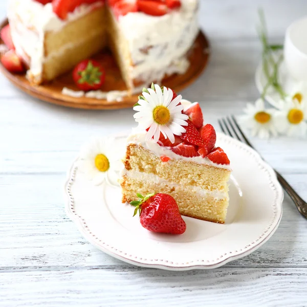 Stück Kuchen mit Erdbeeren — Stockfoto