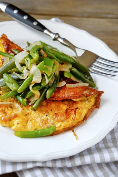 Telur goreng dengan kacang hijau — Stok Foto