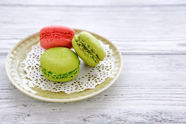 Heerlijke bitterkoekjes op een plaat — Stockfoto