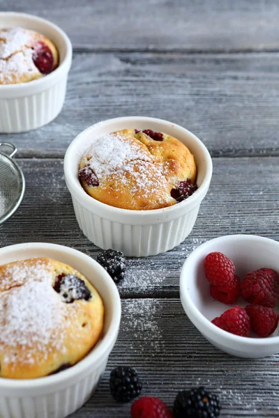 Muffins dans un plat de cuisson — Photo