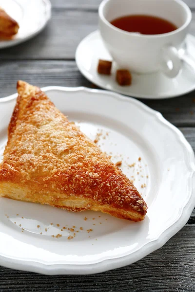 Tarta de manzana fresca en un plato — Foto de Stock