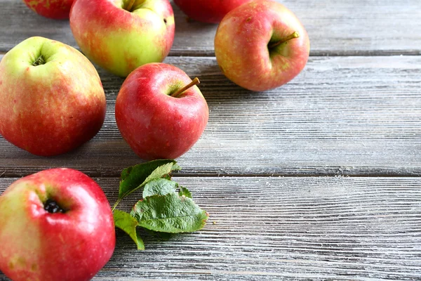 Frische Äpfel auf Holzbrettern — Stockfoto