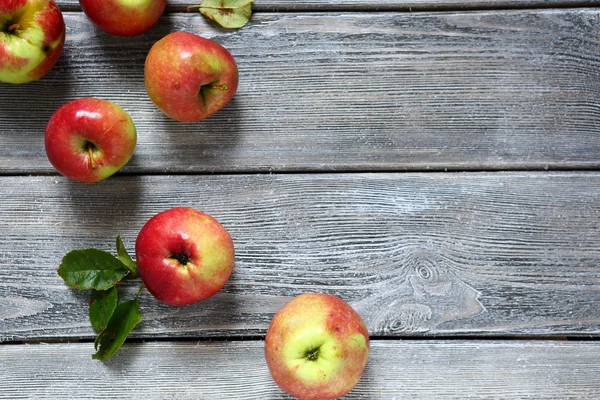 Ripe apples on wooden boards — Stock Photo, Image