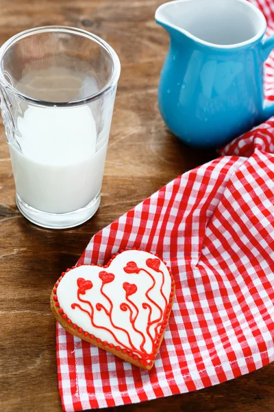 Валентинське печиво з молоком — стокове фото