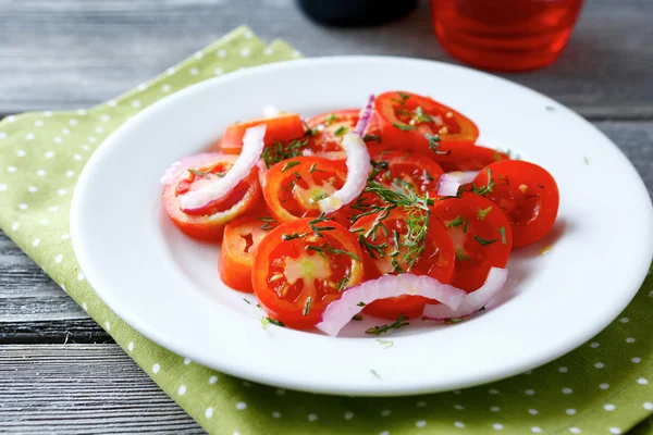 Salade met verse tomaten en uien — Stockfoto