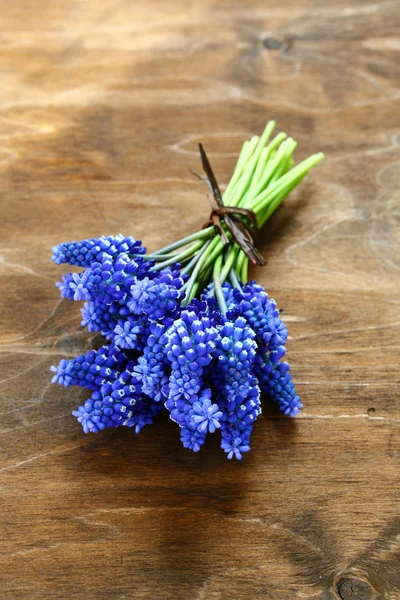 Flores azuis em uma prancha — Fotografia de Stock